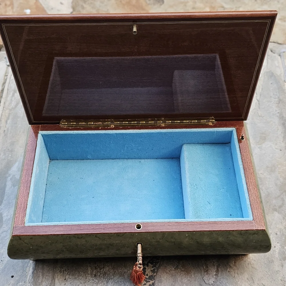 VINTAGE Music Box ISLE OF CAPRI🎶 Italian Swiss Movement Exquisite - Picture 5 of 9